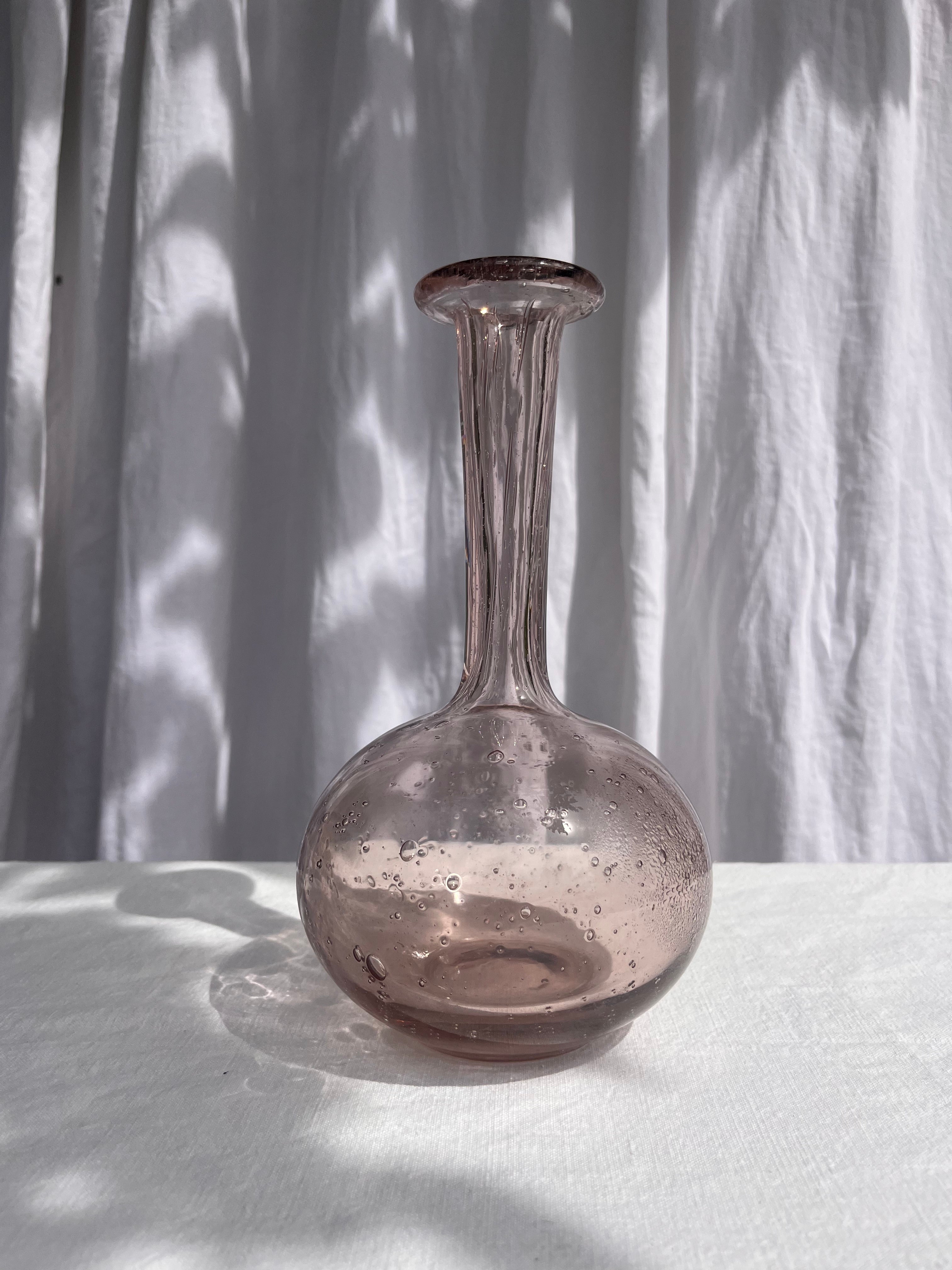 Carafe rose à long col ou soliflore - Biot