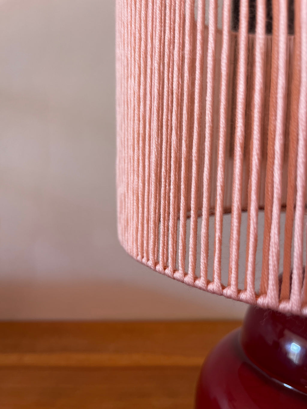 Lampe en céramique bordeaux et rose